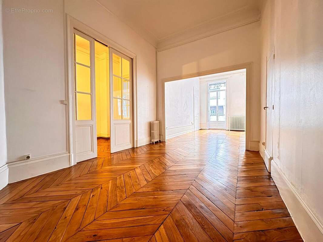   - Appartement à LYON-6E