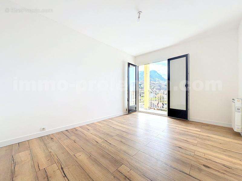 Appartement_T3_Scionzier_proche_Commerces_frontières_suisse_Genève_axes_autoroutiers_calme_salle_de_bain_ - Appartement à SCIONZIER