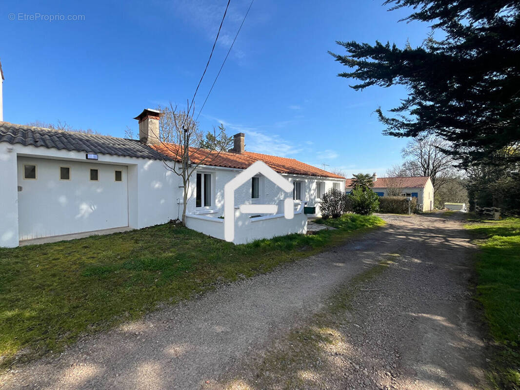 Maison à LE GIVRE