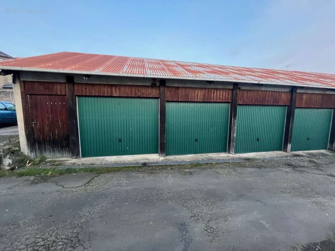Parking à FOUGERES