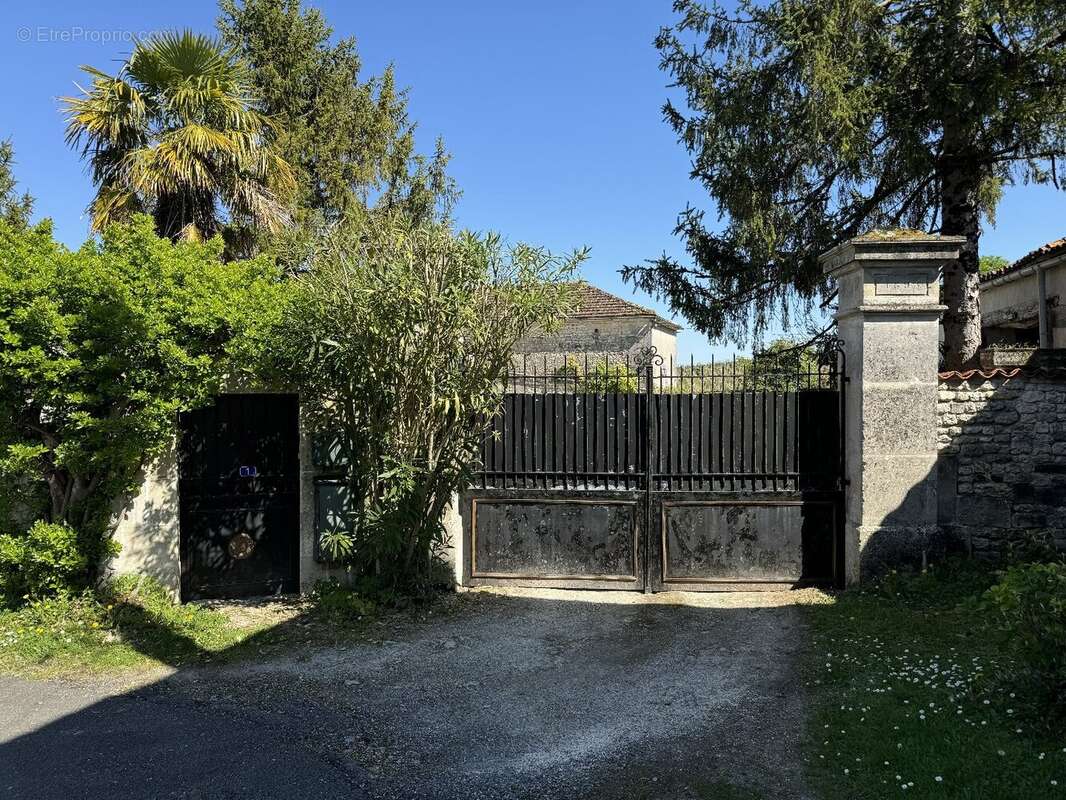 Maison à SEGONZAC
