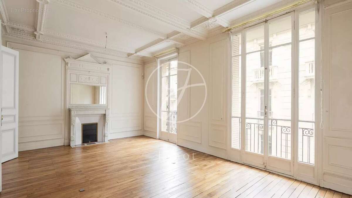 Appartement à PARIS-16E