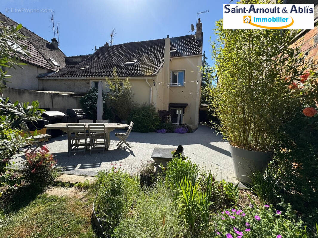 Maison à SAINT-ARNOULT-EN-YVELINES