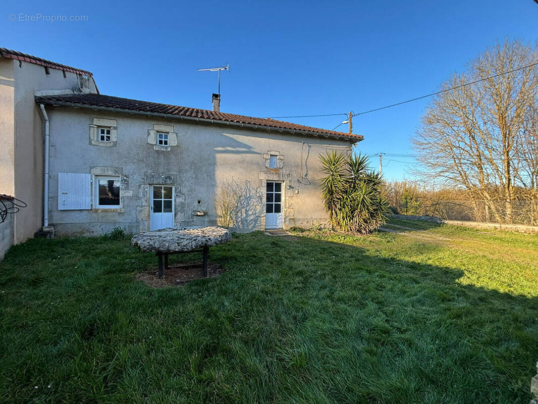 Maison à SAINT-PIERRE-D&#039;EXIDEUIL