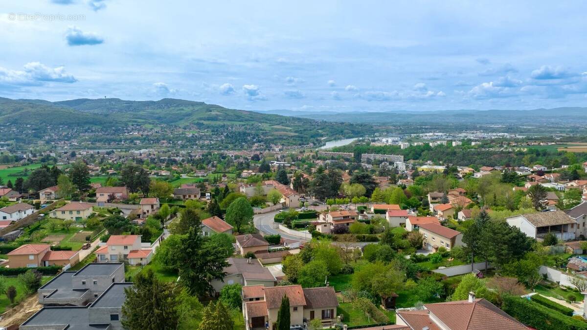 Maison à MONTANAY
