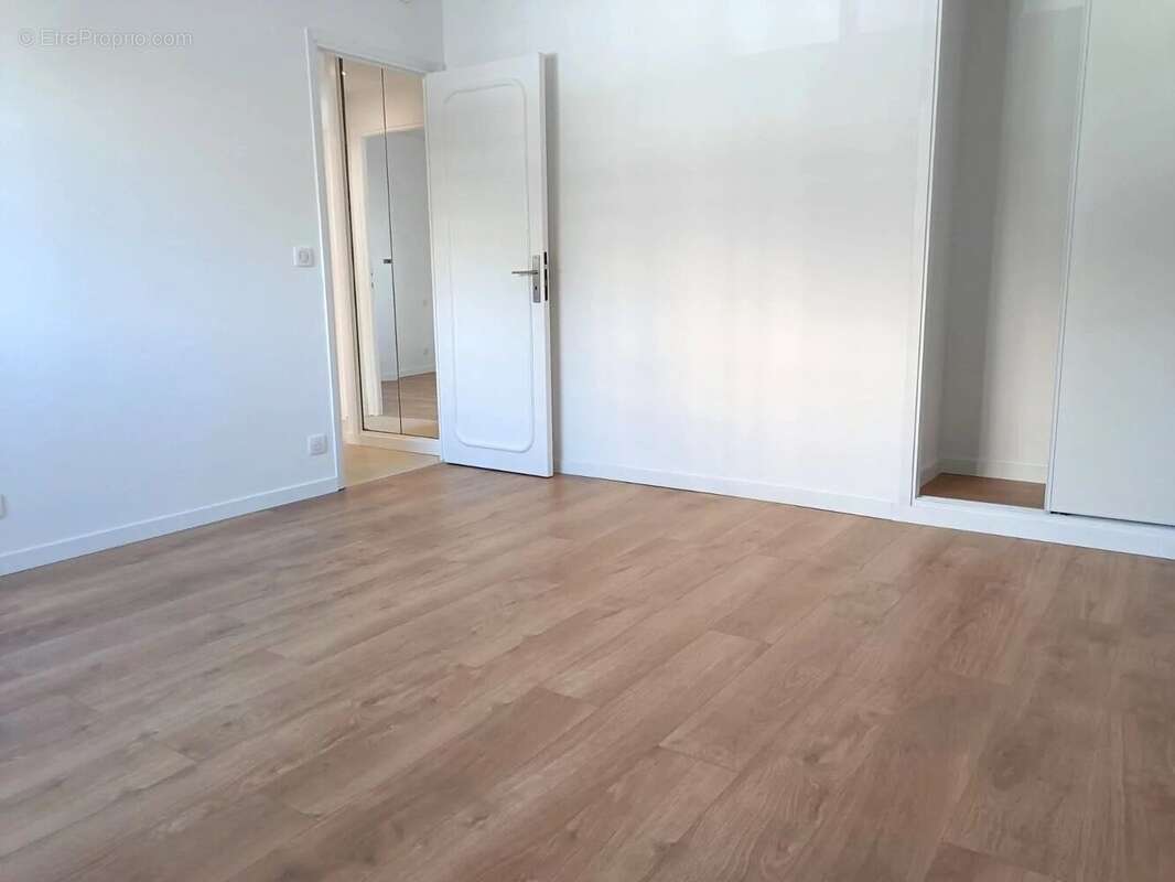 Appartement à SAINT-LAURENT-DU-VAR