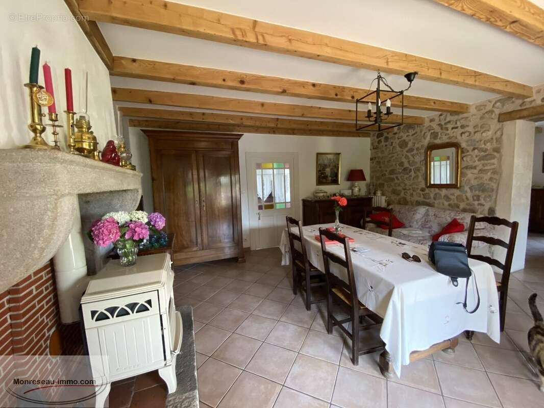 Maison à PRESSY-SOUS-DONDIN