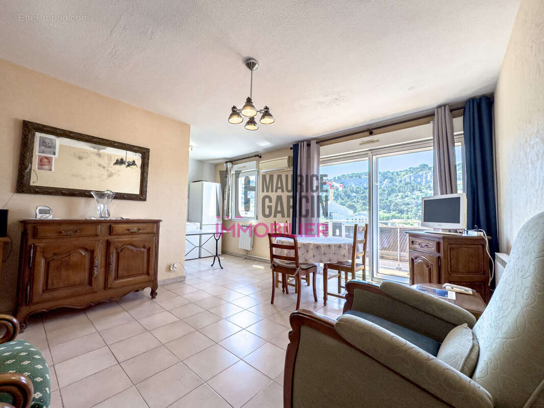 Appartement T3, dernier étage 84300 Cavaillon  - Appartement à CAVAILLON