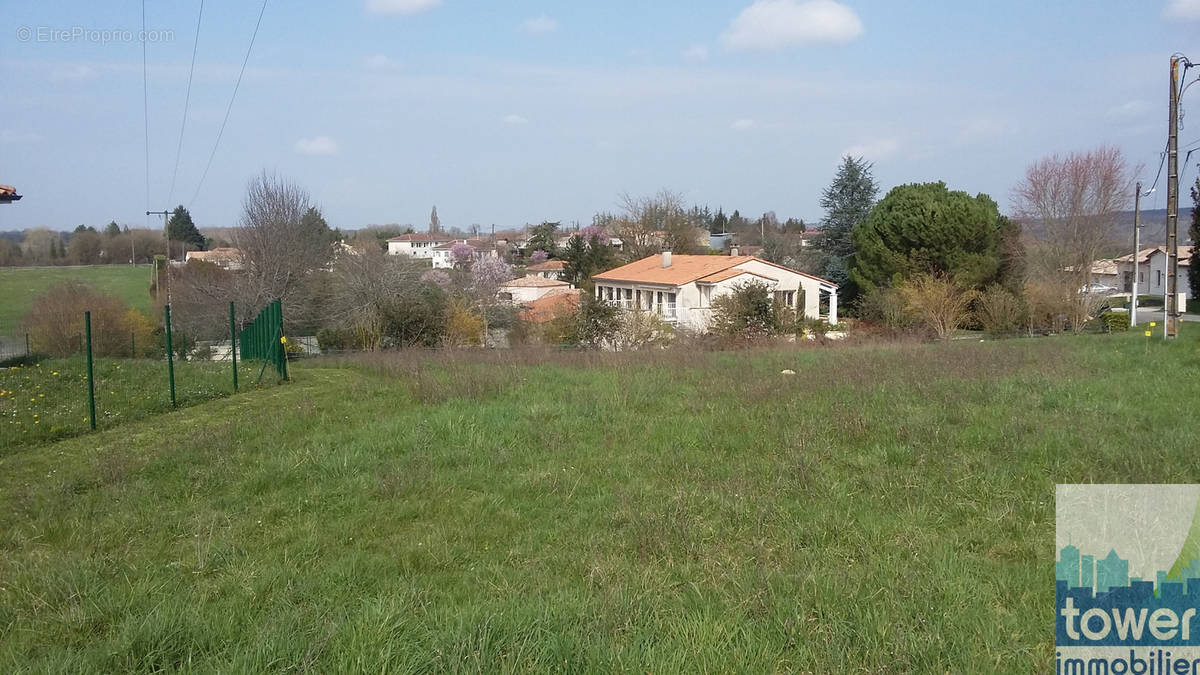 Terrain à GARAT