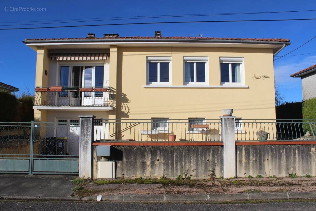 Maison à MONTREJEAU