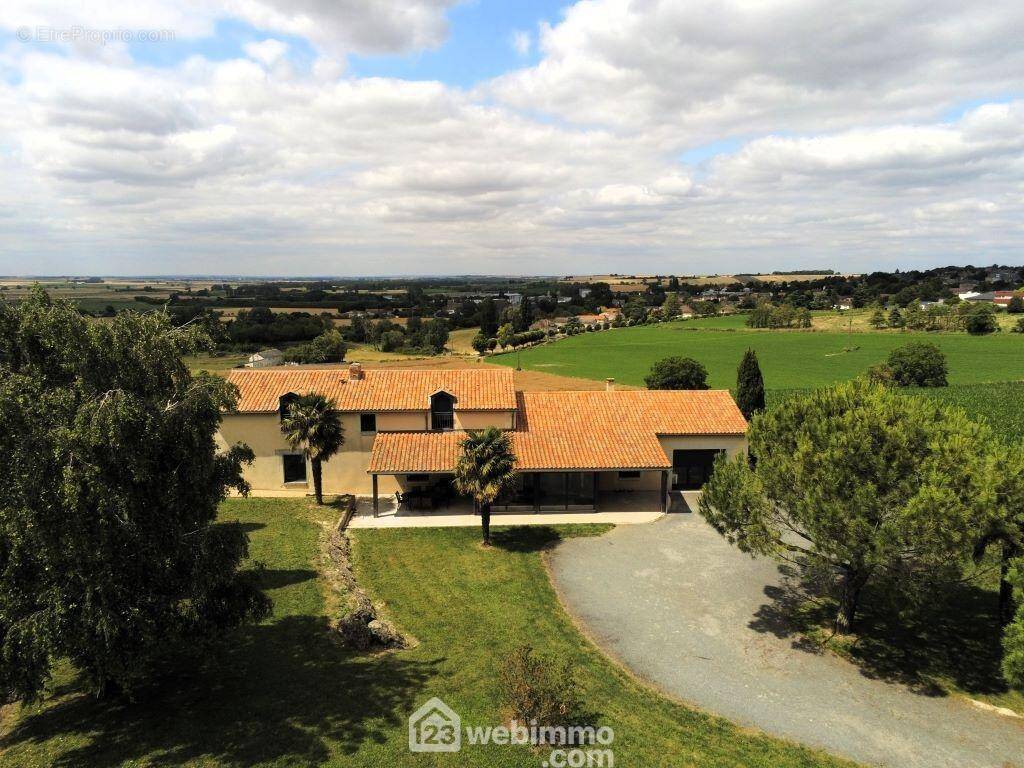 Maison prête à habiter, une vue dégagée, sans voisin proche. - Maison à MIREBEAU