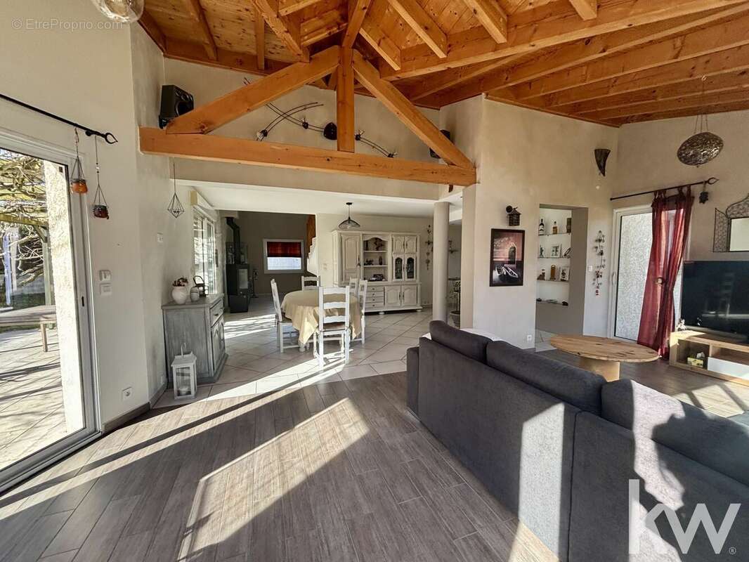 Maison à SAINT-ROMAIN-LES-ATHEUX
