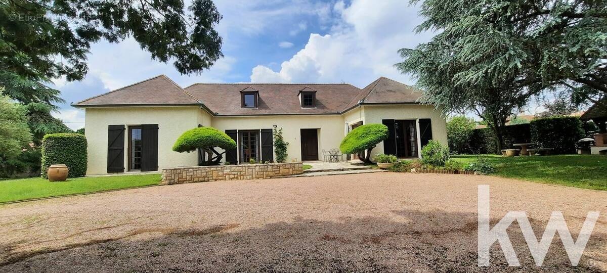Maison à PINS-JUSTARET