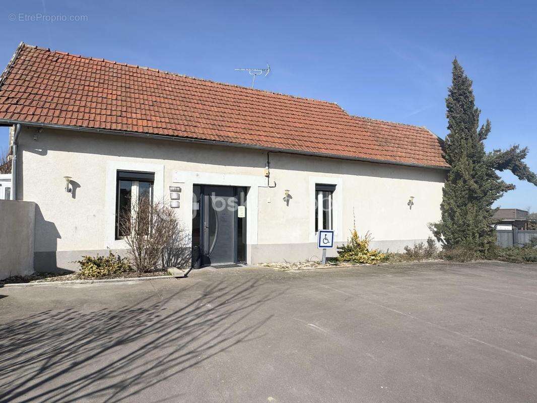 Maison à MARSEILLES-LES-AUBIGNY