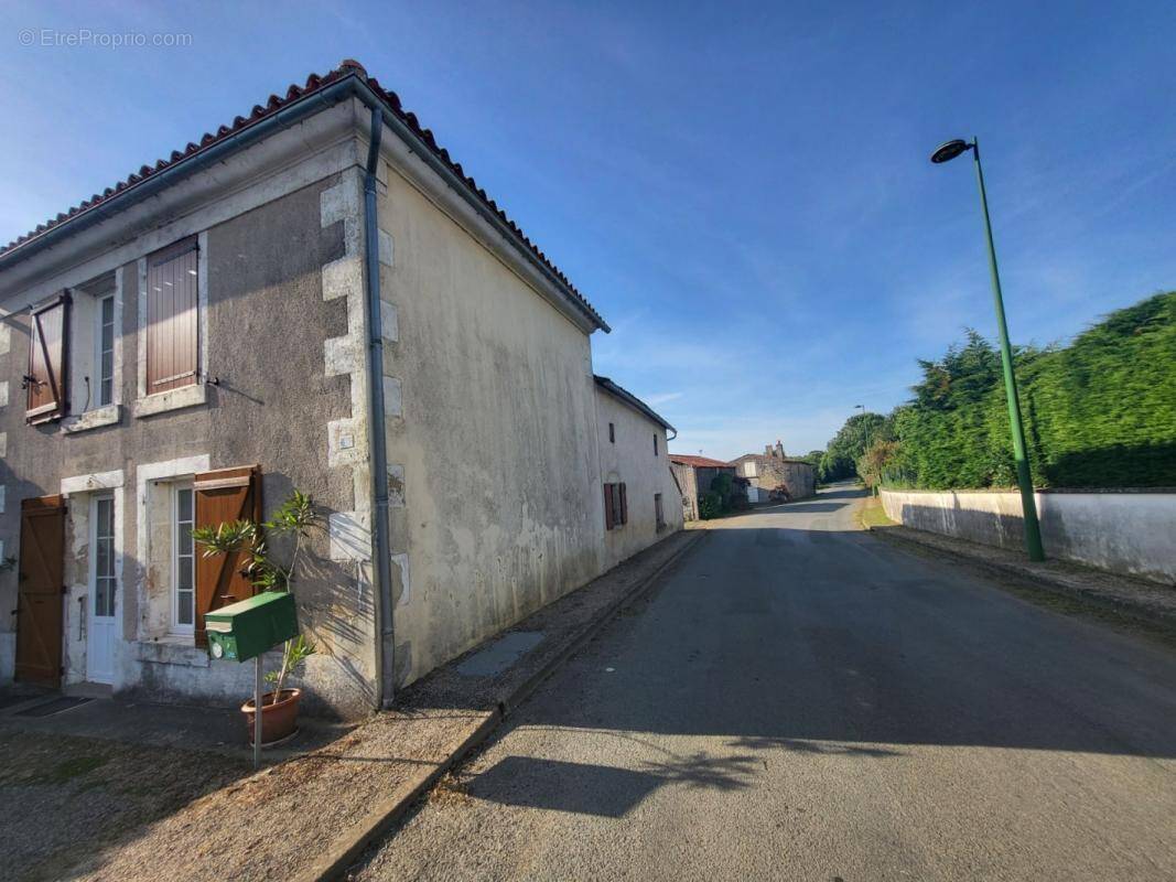 Maison à SAINT-MICHEL-LE-CLOUCQ