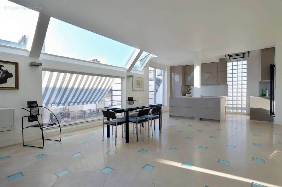 Appartement à PARIS-16E