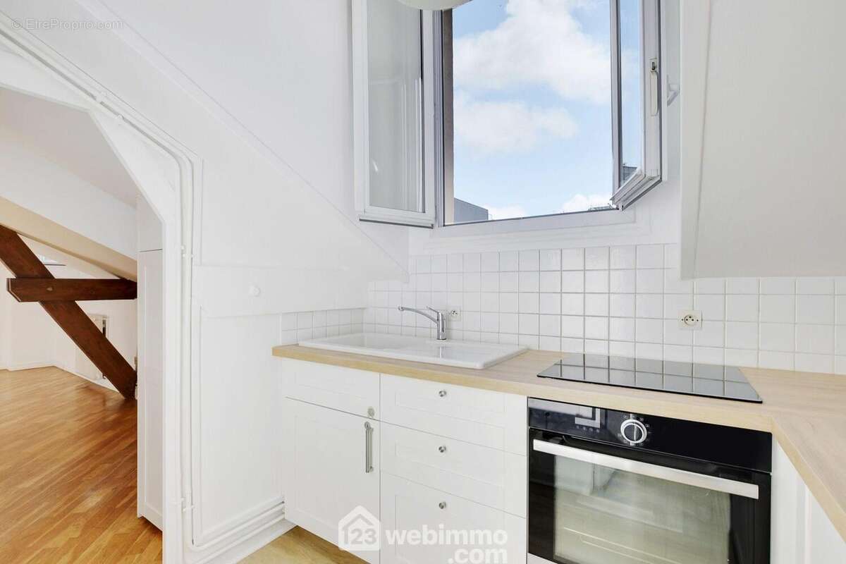 Une cuisine de 5M2 au sol bien agencée... - Appartement à SURESNES
