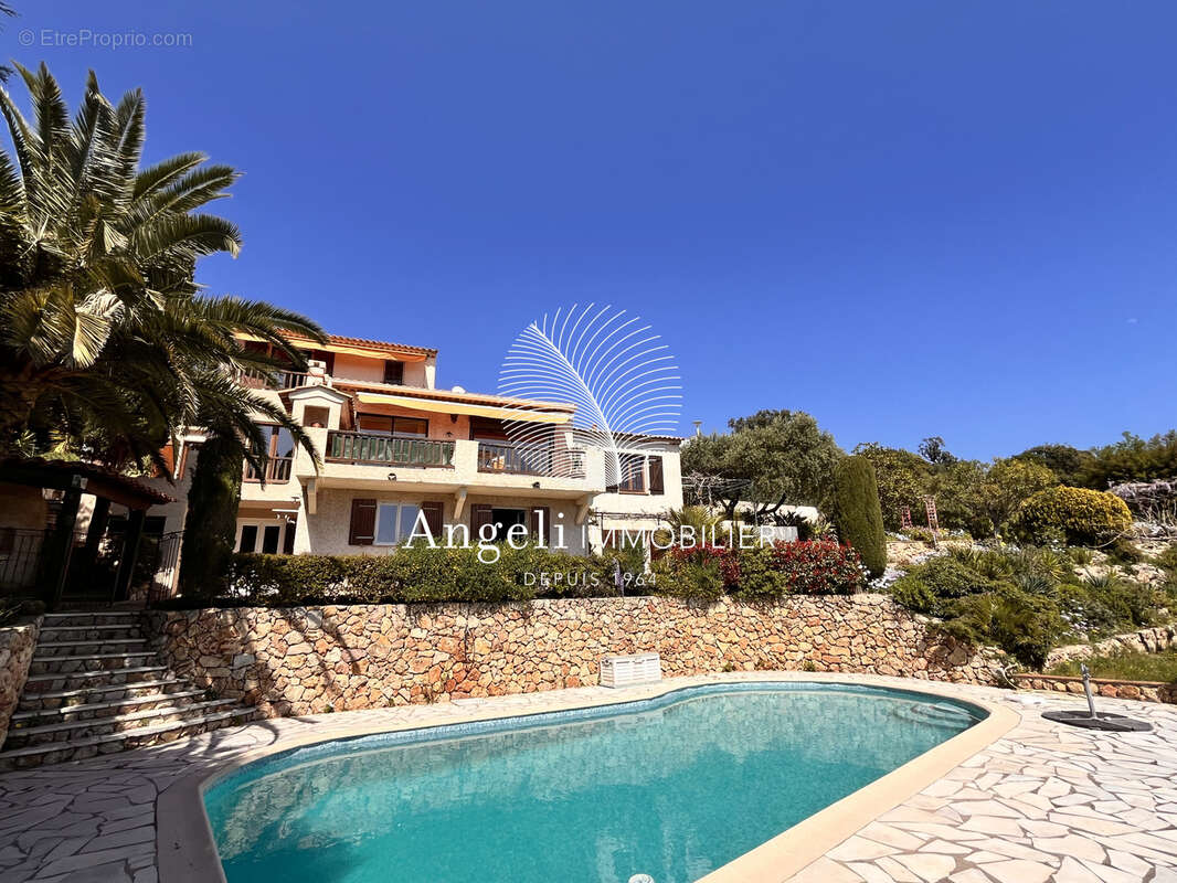Maison à ROQUEBRUNE-SUR-ARGENS