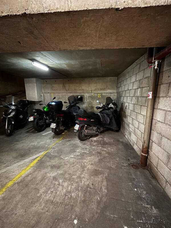 Parking à PARIS-17E