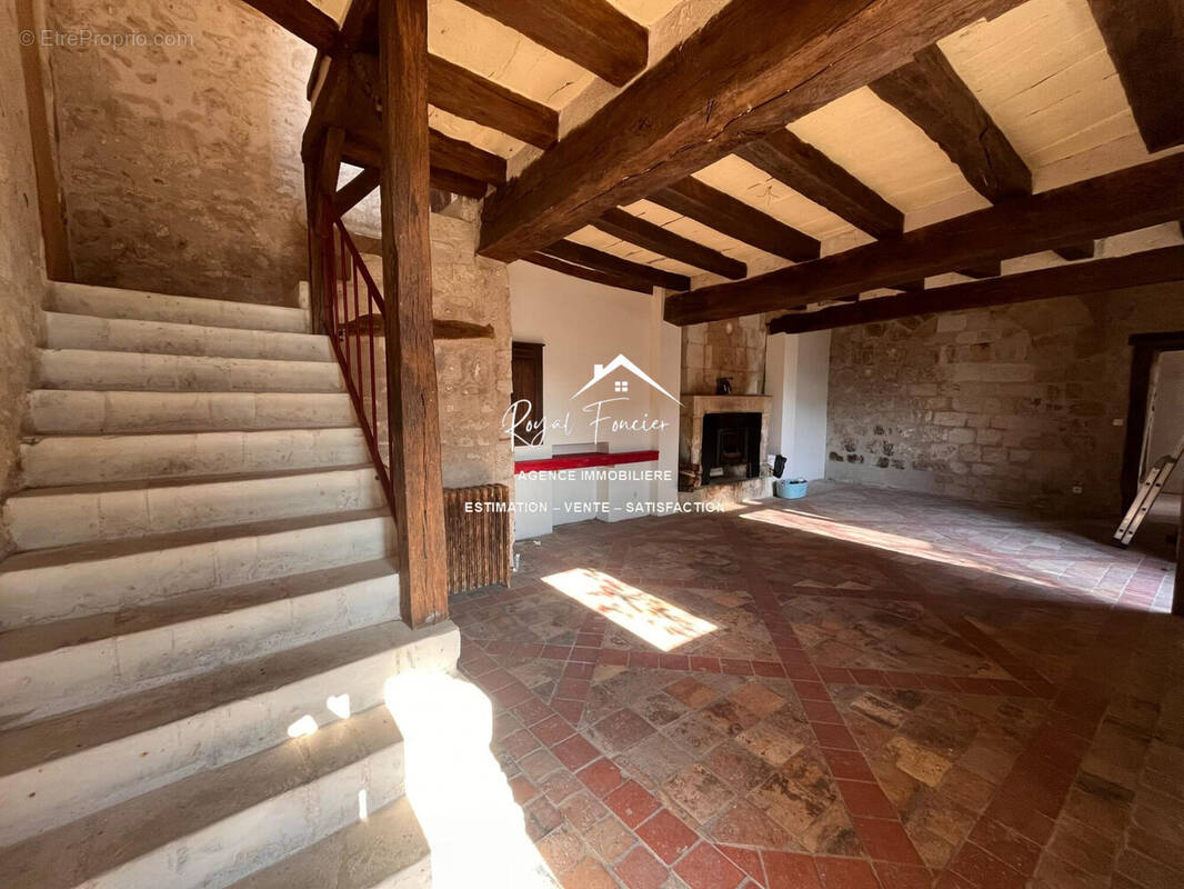 Pièce de vie avec sa cheminée très lumineuse  - Maison à PREUILLY-SUR-CLAISE