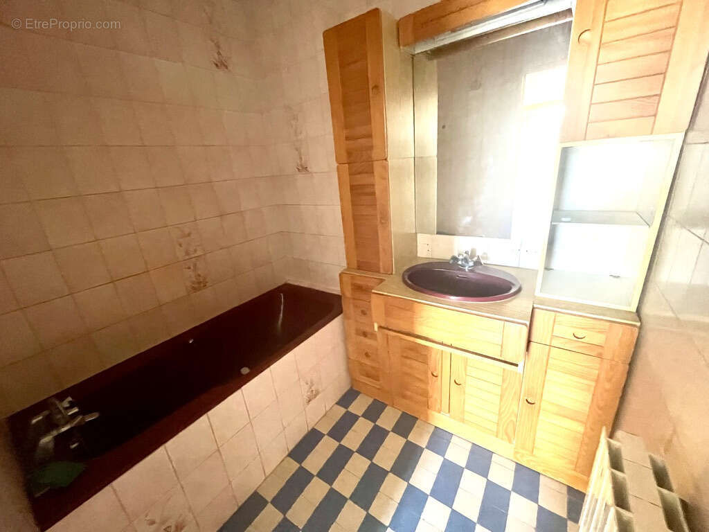 Appartement à BAGNOLS-SUR-CEZE