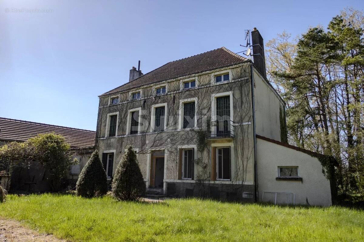 Maison à LES MAILLYS