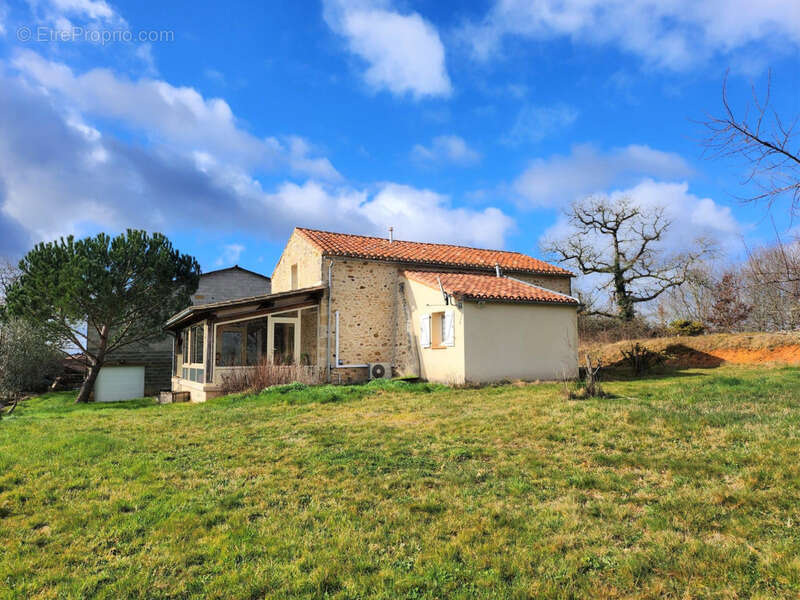 Maison à BLANQUEFORT-SUR-BRIOLANCE
