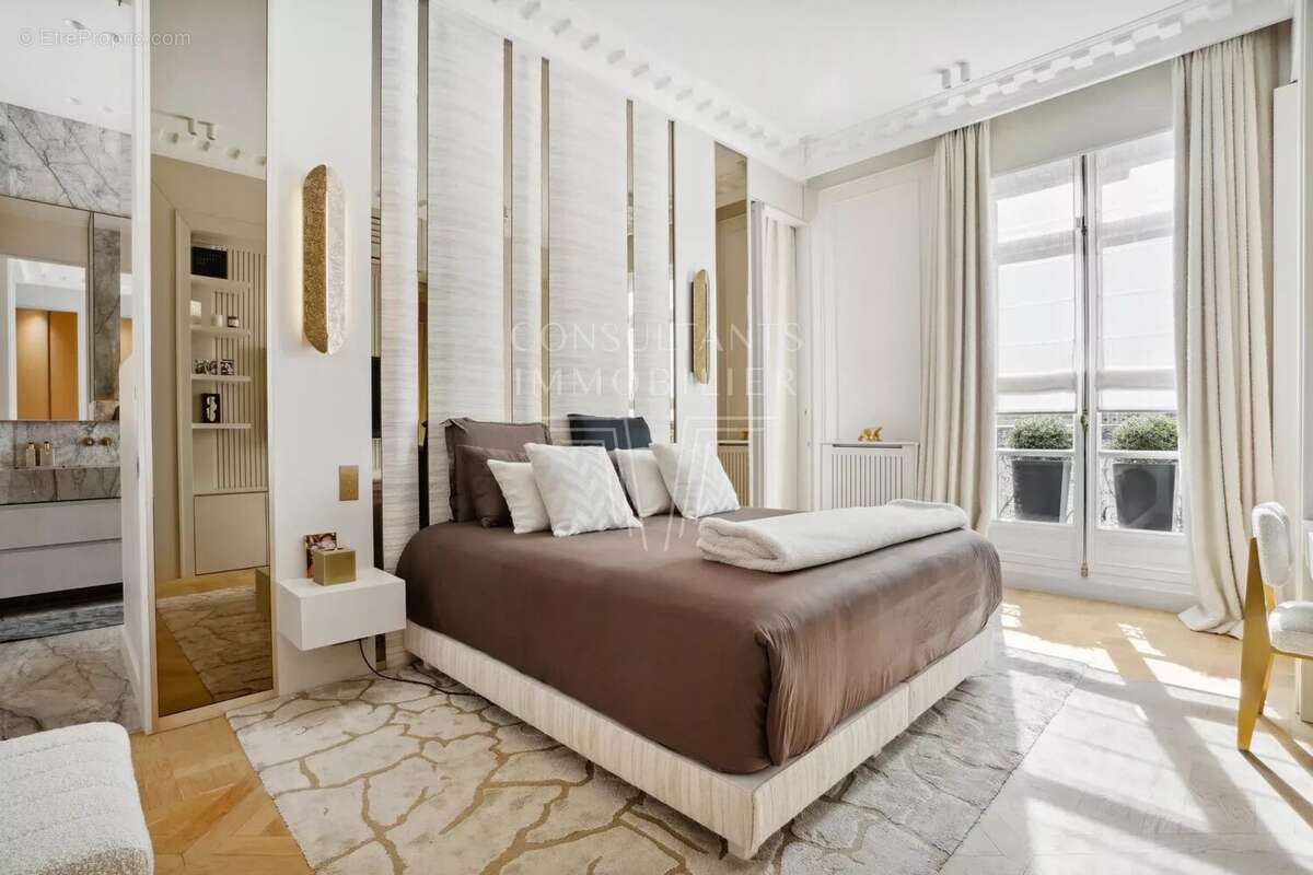 Appartement à PARIS-16E