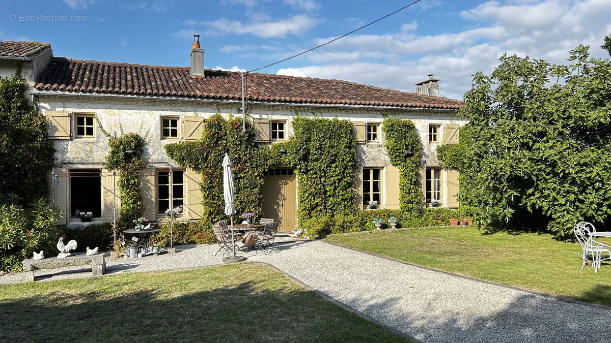 Maison à SAINT-PIERRE-DE-JUILLERS