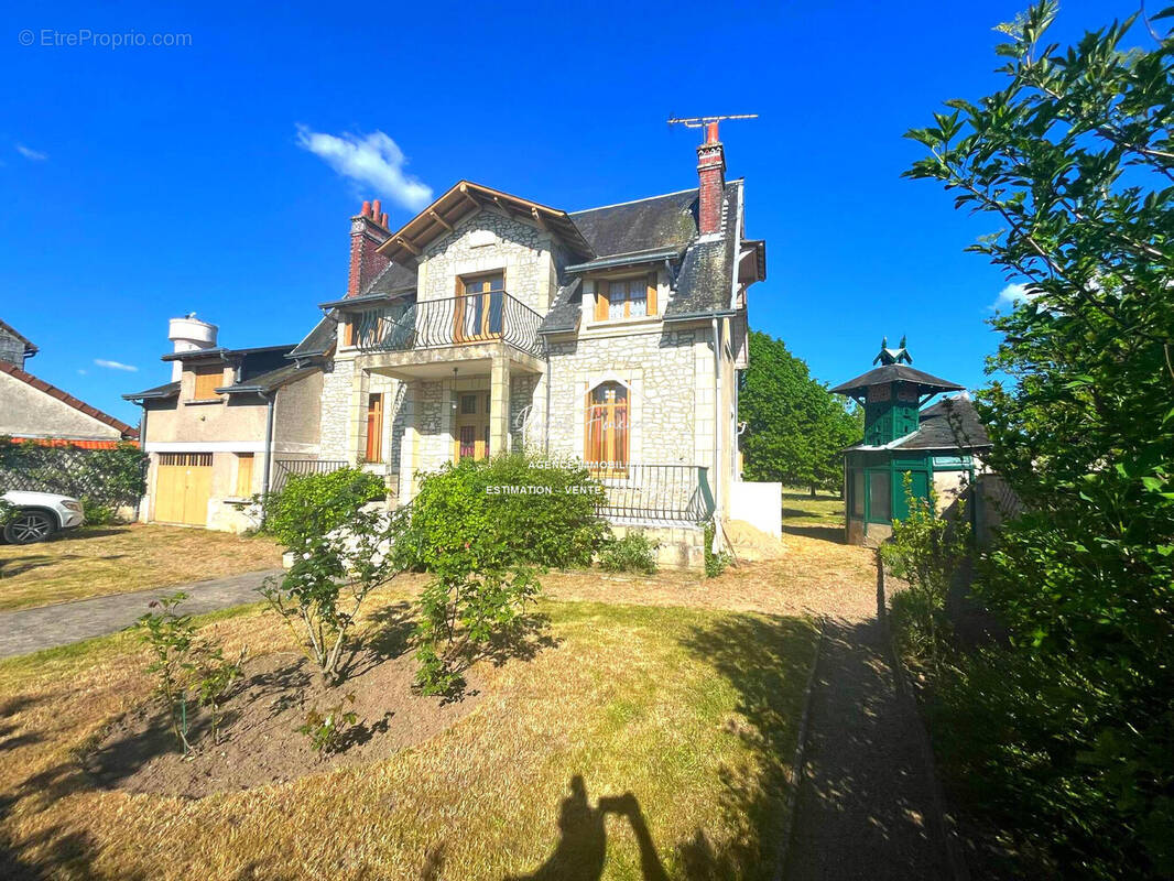 Propriété très atypique avec du charme - Maison à LA CELLE-SAINT-AVANT