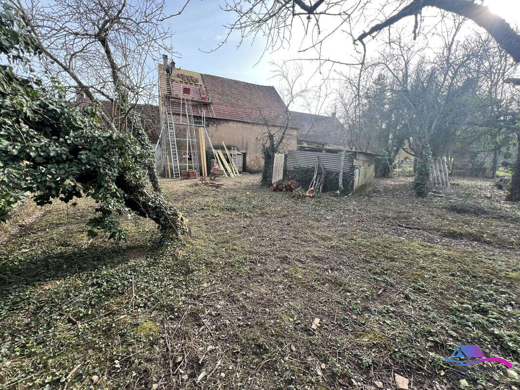 arri_ère de la maison avec jardin - Maison à CHATEAUMEILLANT