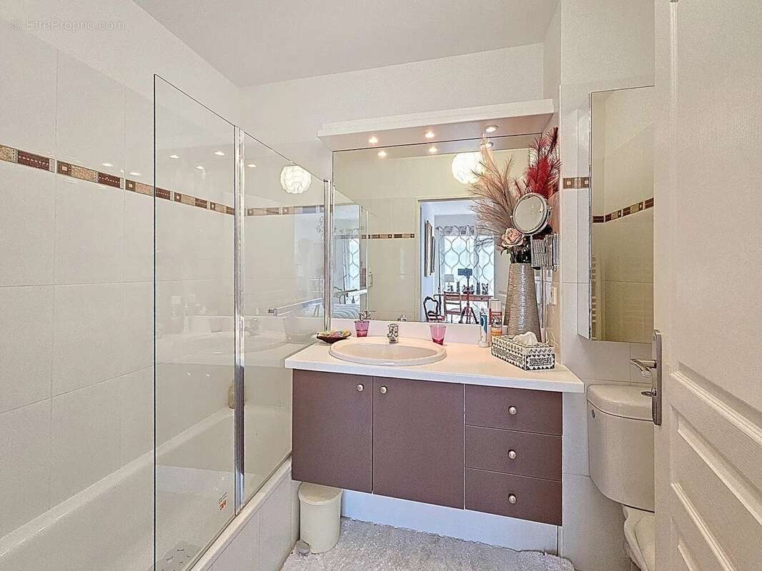 Appartement à SAINT-LAURENT-DU-VAR