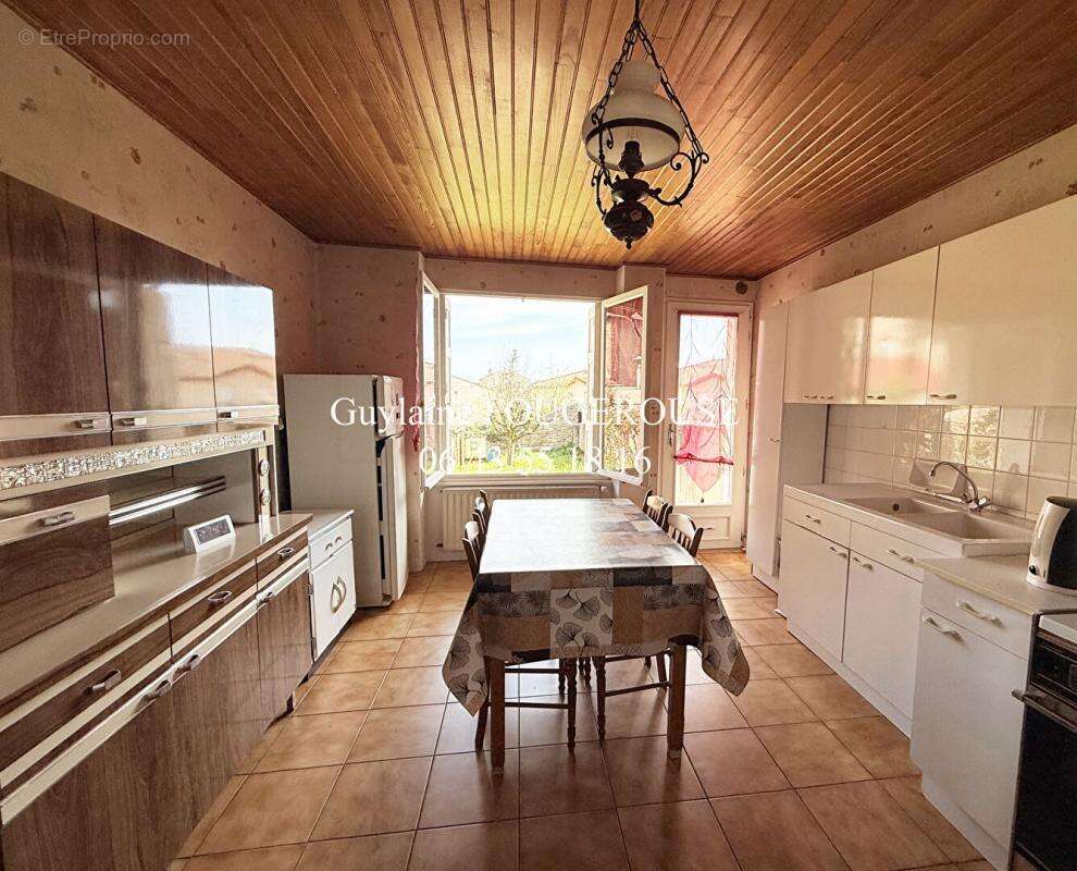Appartement à SAINT-GENEST-LERPT
