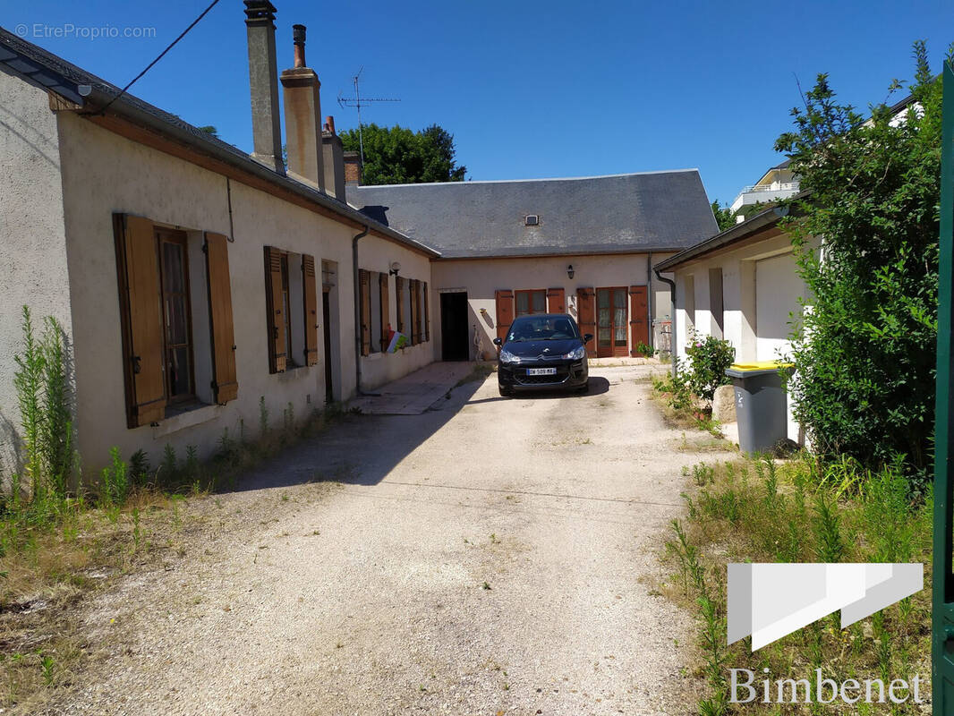 Maison à SAINT-JEAN-DE-BRAYE