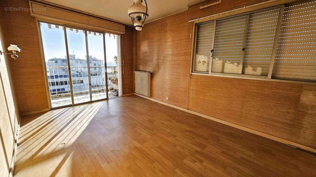Appartement à SAINT-LAURENT-DU-VAR