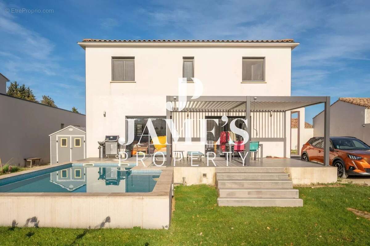 Maison à MAS-BLANC-DES-ALPILLES