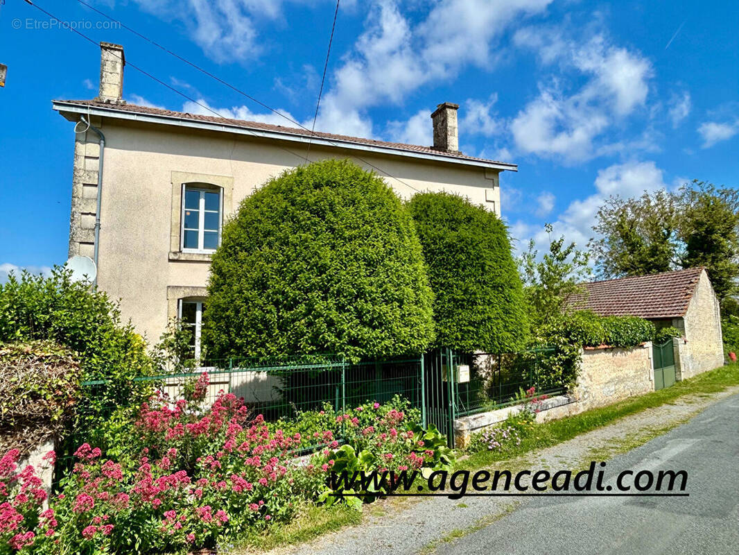 Maison à LA CRECHE