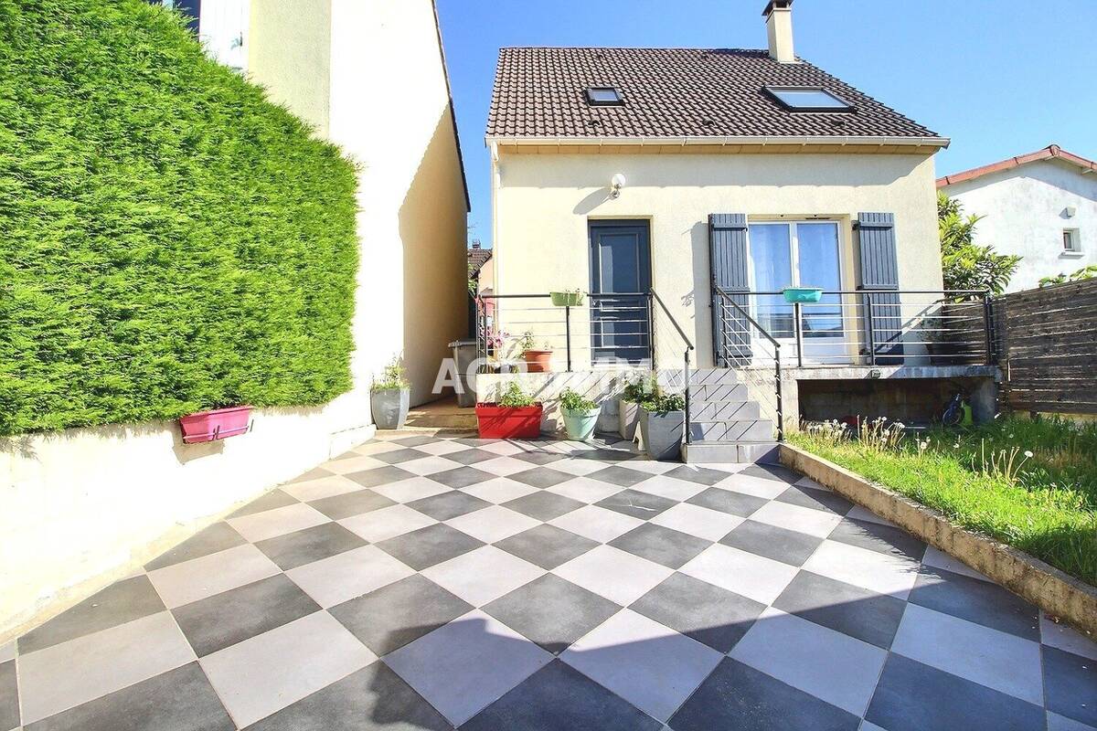 Maison à CHANTELOUP-LES-VIGNES