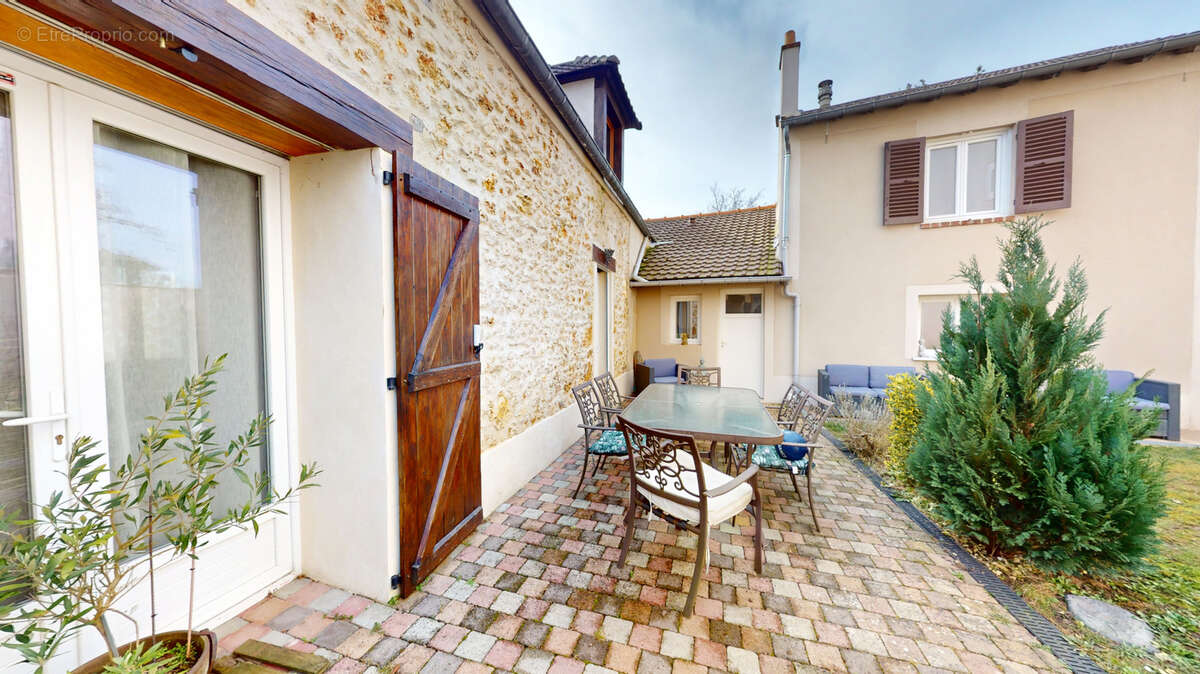 Maison à NEAUPHLE-LE-CHATEAU