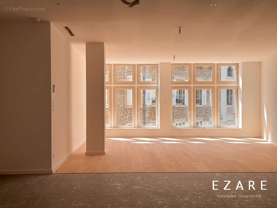 Pièce de vie (cuisine à prévoir) - Appartement à BEAUNE