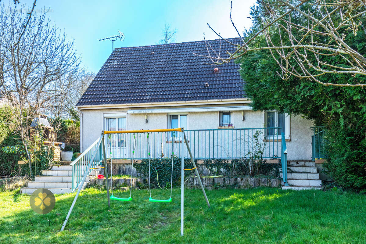 Maison à LA QUEUE-LES-YVELINES