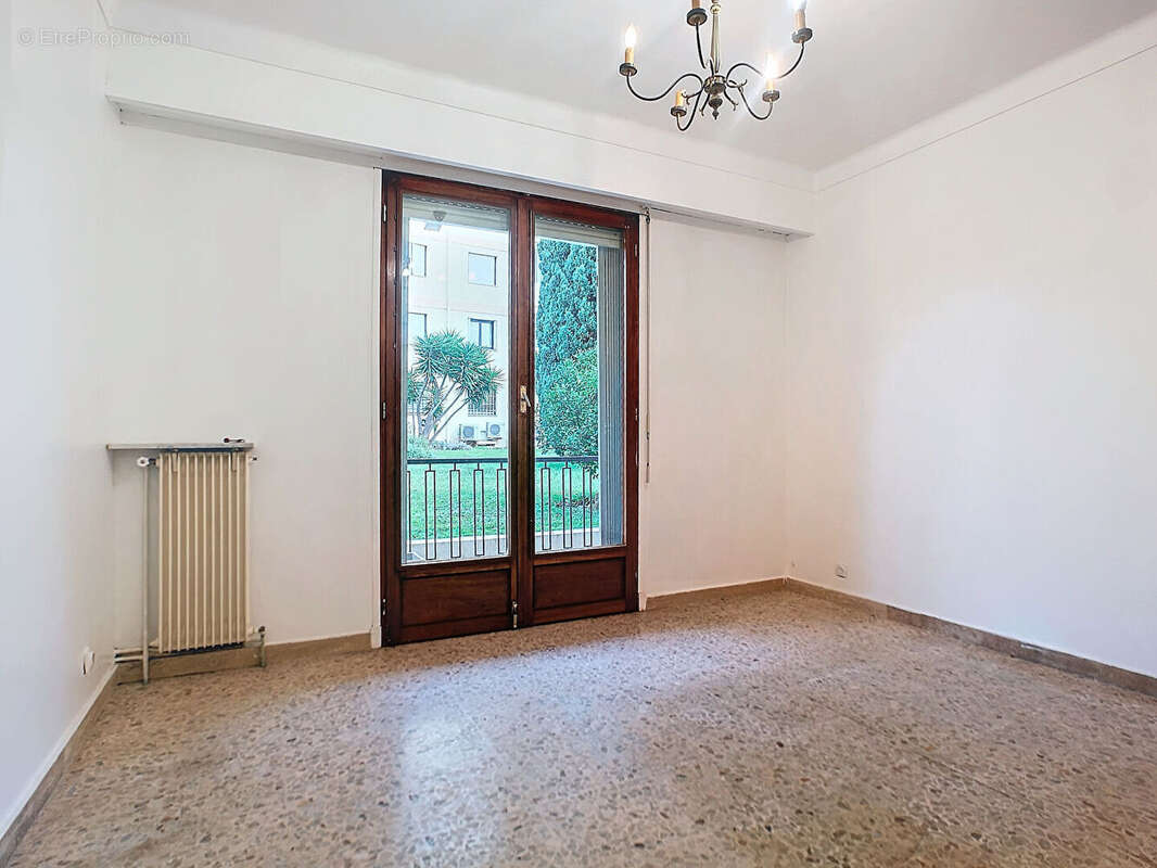 Appartement à SAINT-LAURENT-DU-VAR