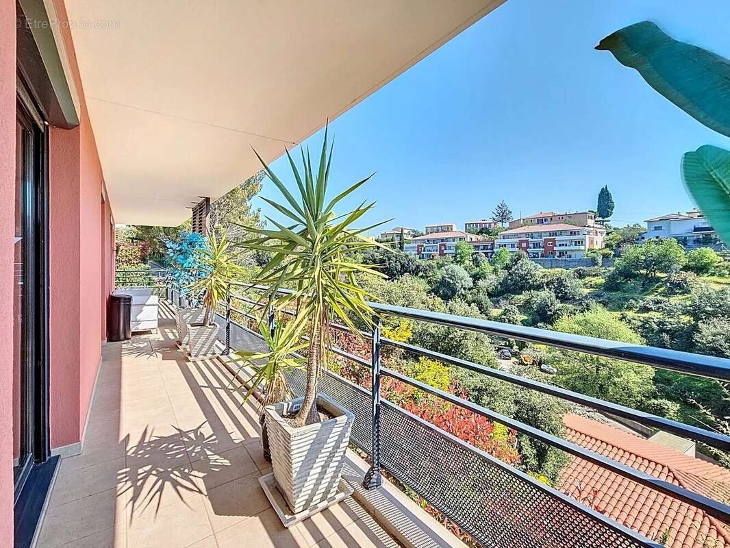 Appartement à SAINT-LAURENT-DU-VAR