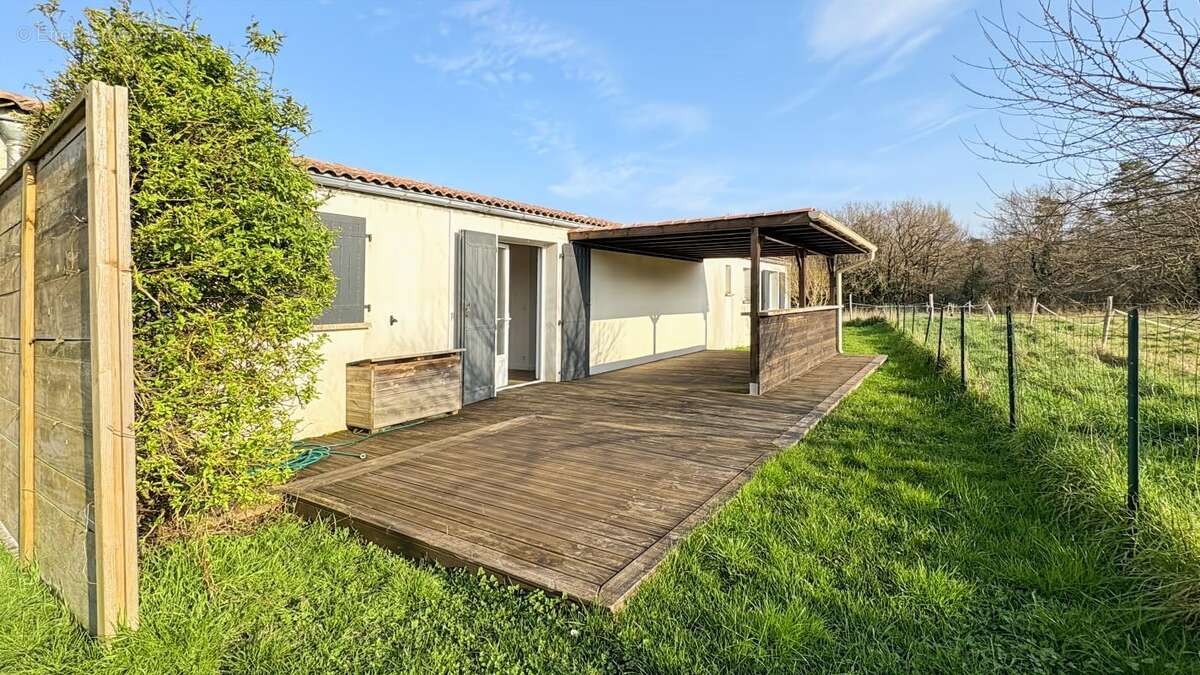 Maison à CHAILLEVETTE