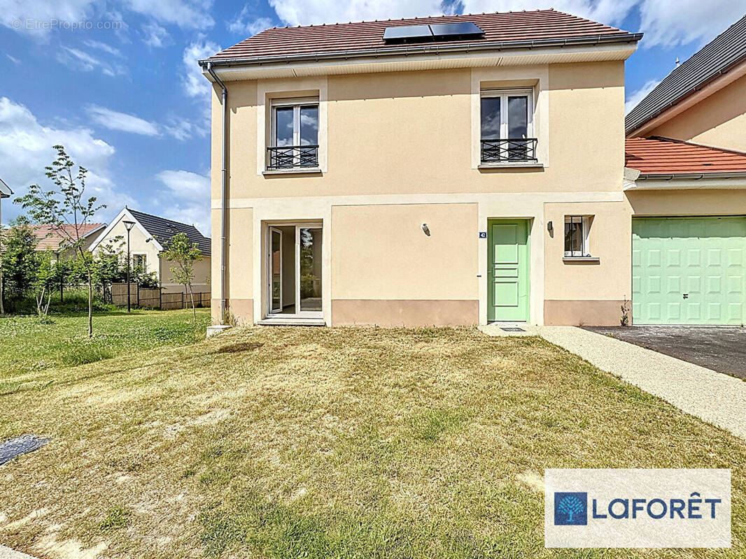 Maison à LA QUEUE-LES-YVELINES