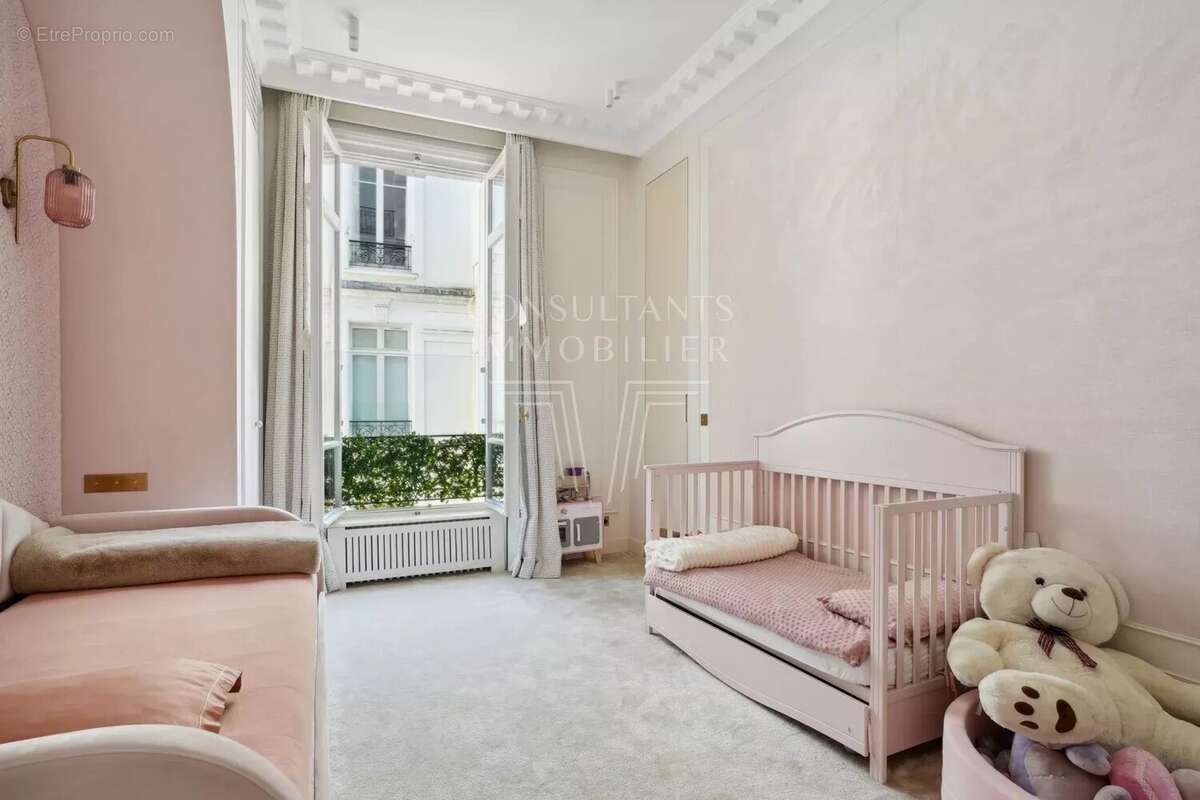 Appartement à PARIS-16E