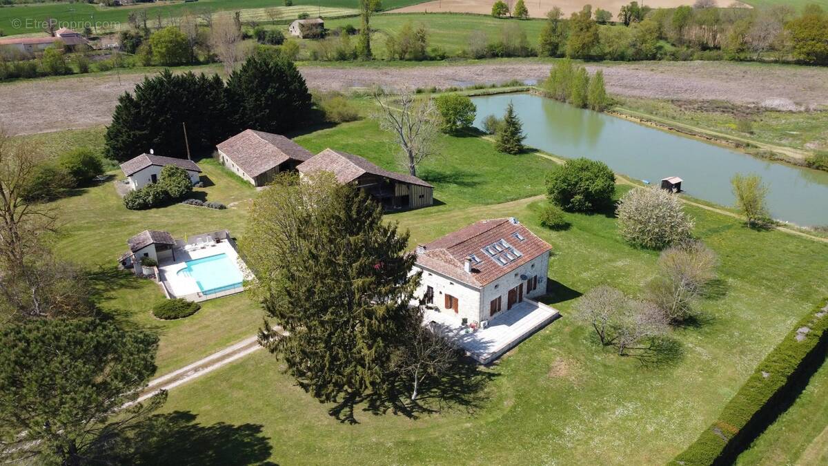 Maison à MONBAHUS