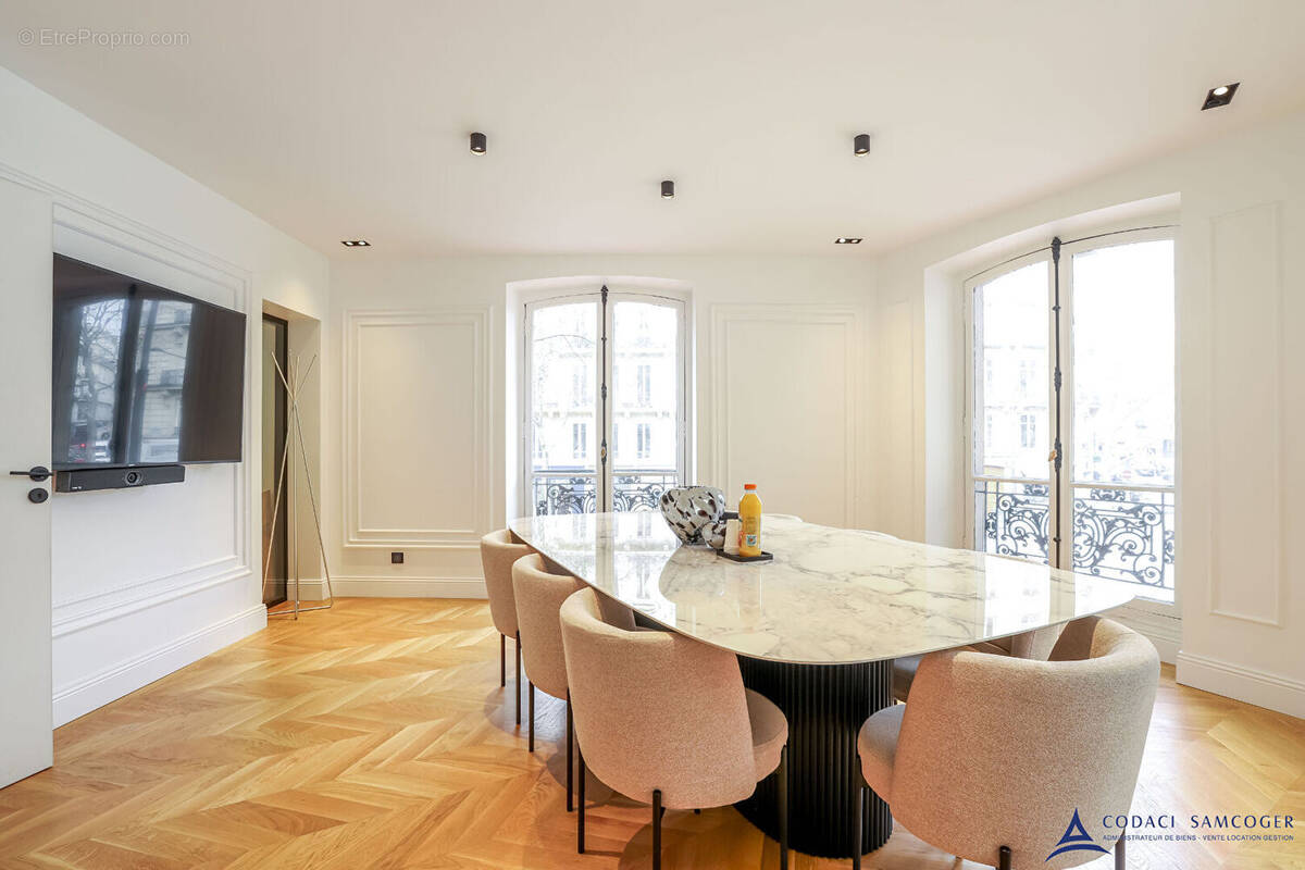 Commerce à PARIS-8E