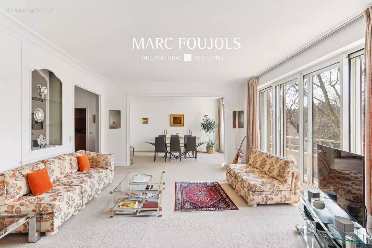 Appartement à PARIS-16E