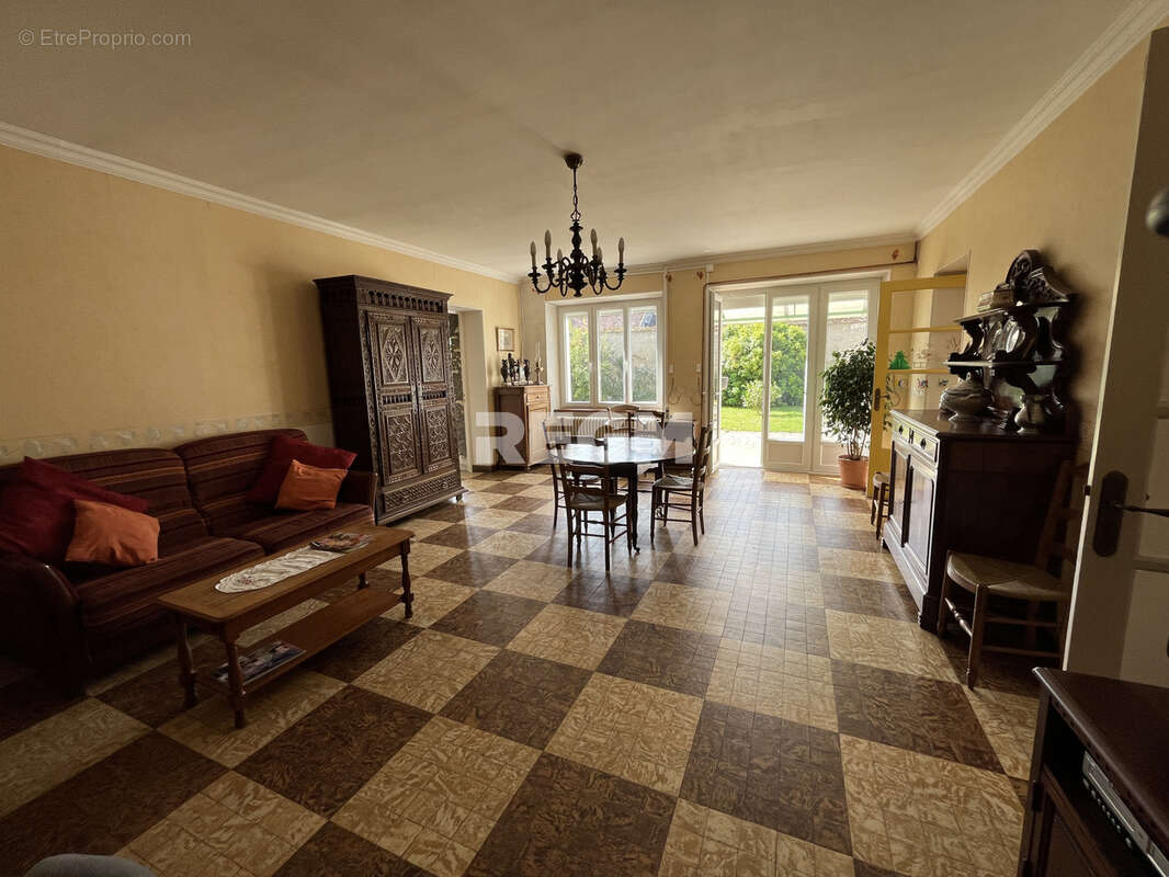 Maison à LA CHAPELLE-LA-REINE